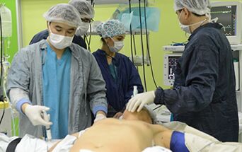 Хирурзи изводе операцију повећања пениса мушкарца