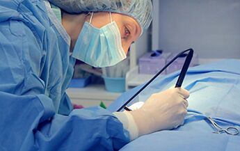 Хирург који изводи операцију за повећање фалуса човека