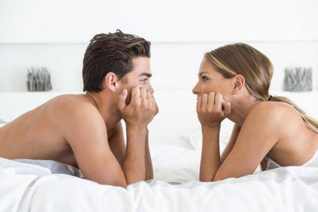 жена у кревету са мушкарцем са увећаним пенисом