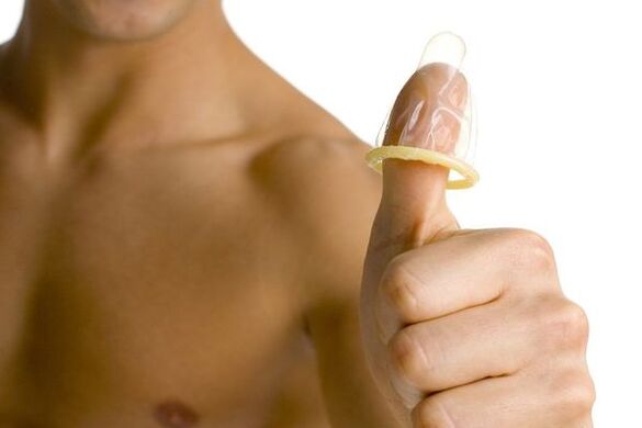 кондом на прсту симболизује повећање пениса тинејџера