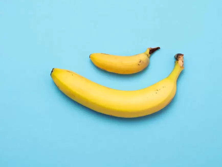 мали и увећани пенис са помпом на примеру банана